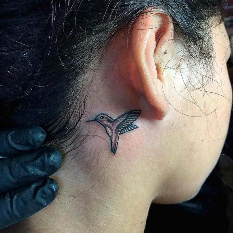 små tatueringsmotiv fåglar bakom örat kolibri