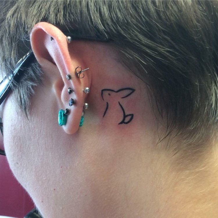 små tatueringsmotiv för bakom örat kaninlinje minimalistisk diskret