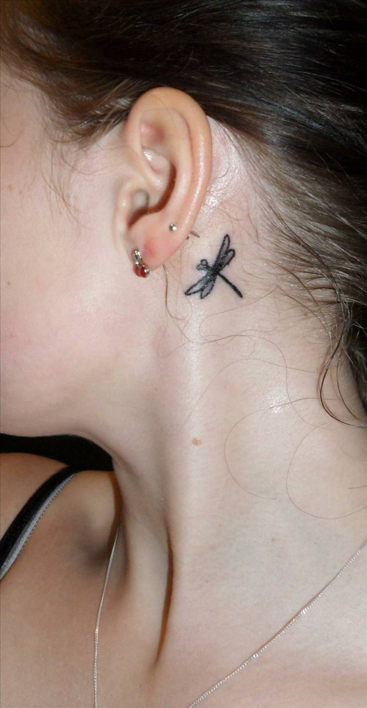 trollslända små tatueringsmotiv för kvinna bakom örat monokrom