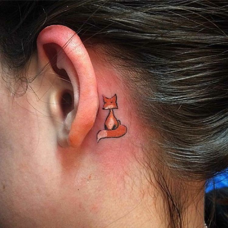 färgade djurräv små tatueringsmotiv bakom örat