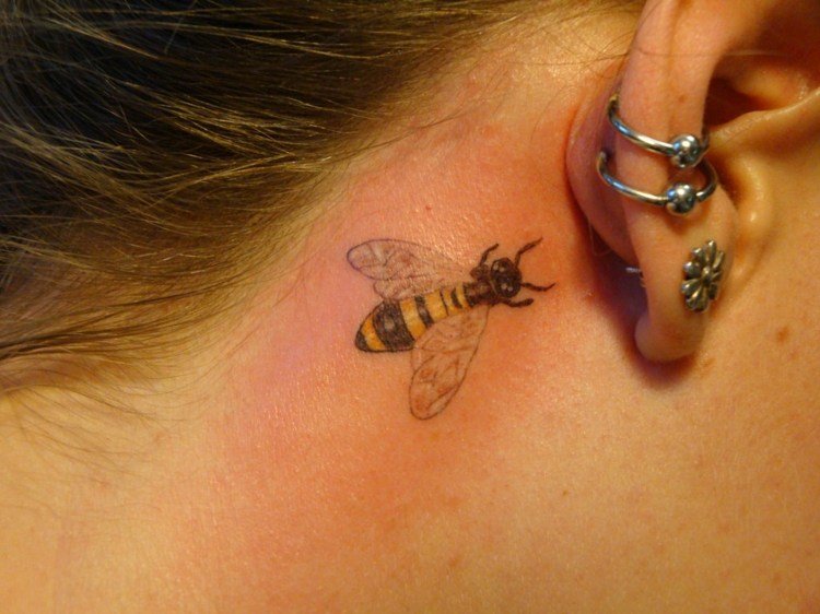 små tatueringsmotiv för bakom örat bi 3d färgade