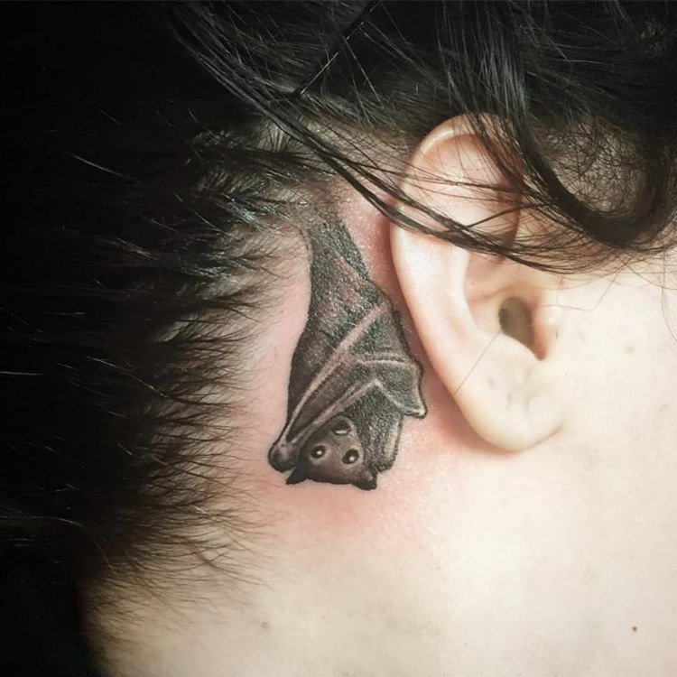 kvinna kropp smycken fladdermöss små tatueringsmotiv bakom örat monokrom
