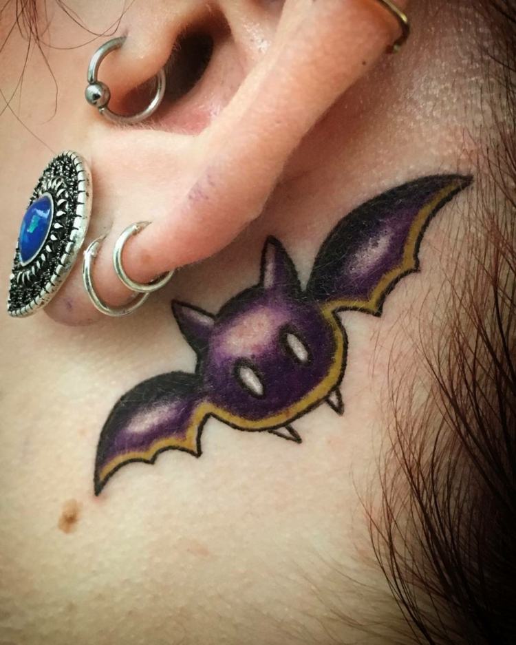 små tatueringsmotiv för kvinnor färgrik fladdermus lila svart senap