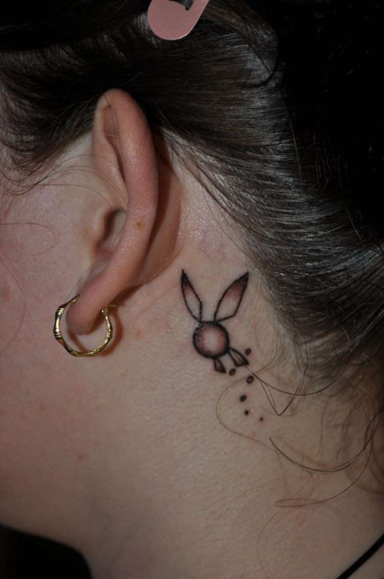 abstrakta små tatueringsmotiv kvinna färgad bakom örat