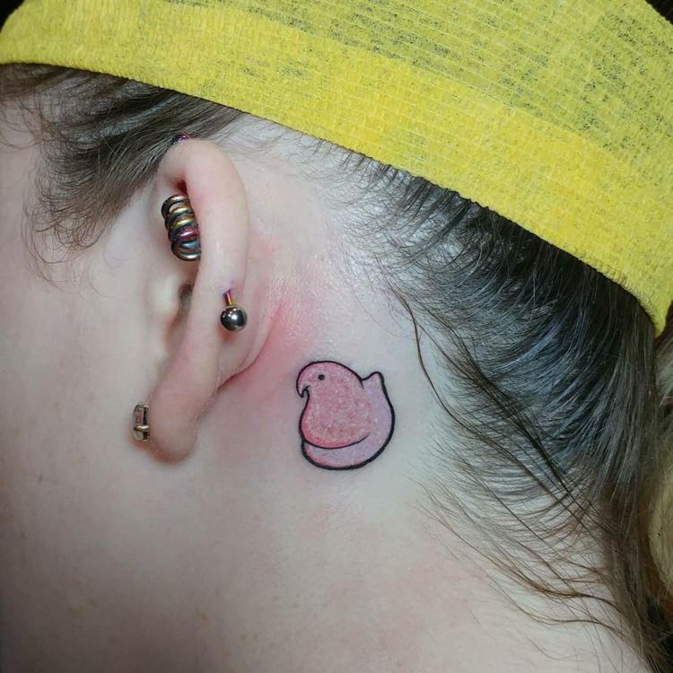små tatueringsmotiv för bakom örat anka rosa lila kvinna