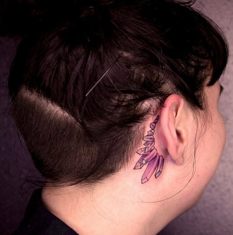 ädelstenar färgade lila rosa kvinna små tatueringsmotiv bakom örat