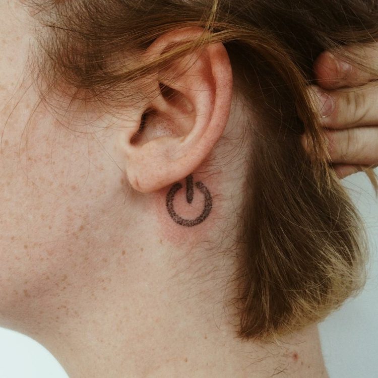 på av -knapp små tatueringsmotiv bakom örat kvinna