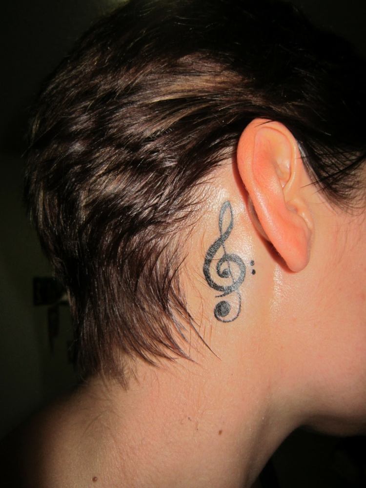musiknyckel små tatueringsmotiv för kvinnor bakom örat