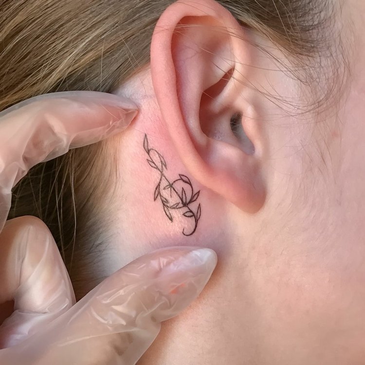 nyckelblad filigran små tatueringsmotiv för bakom örat