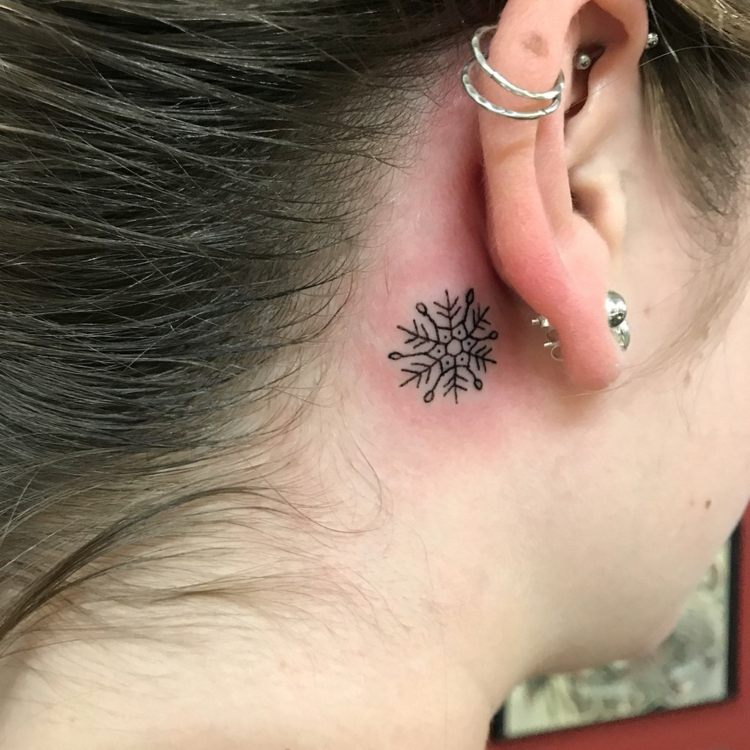 små tatueringsmotiv för bakom örat minimalistisk snöflinga svart