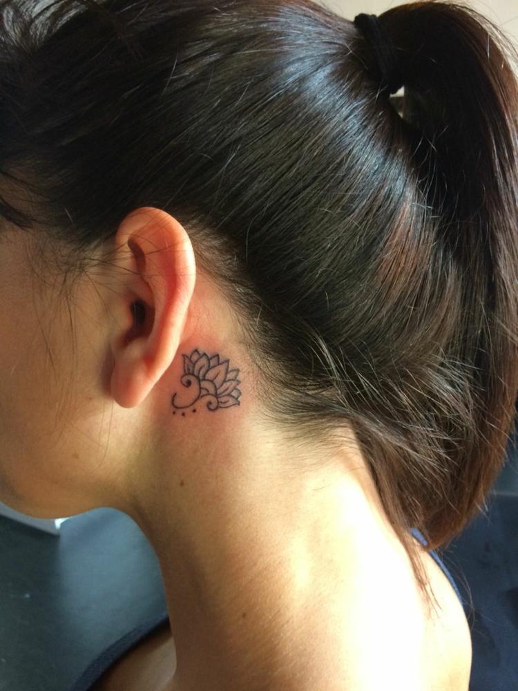 små tatueringsmotiv för bakom örat lotusblomma filigran monokrom
