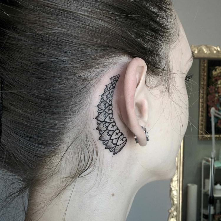små tatueringsmotiv för bakom örat mandala svart filigran kvinna