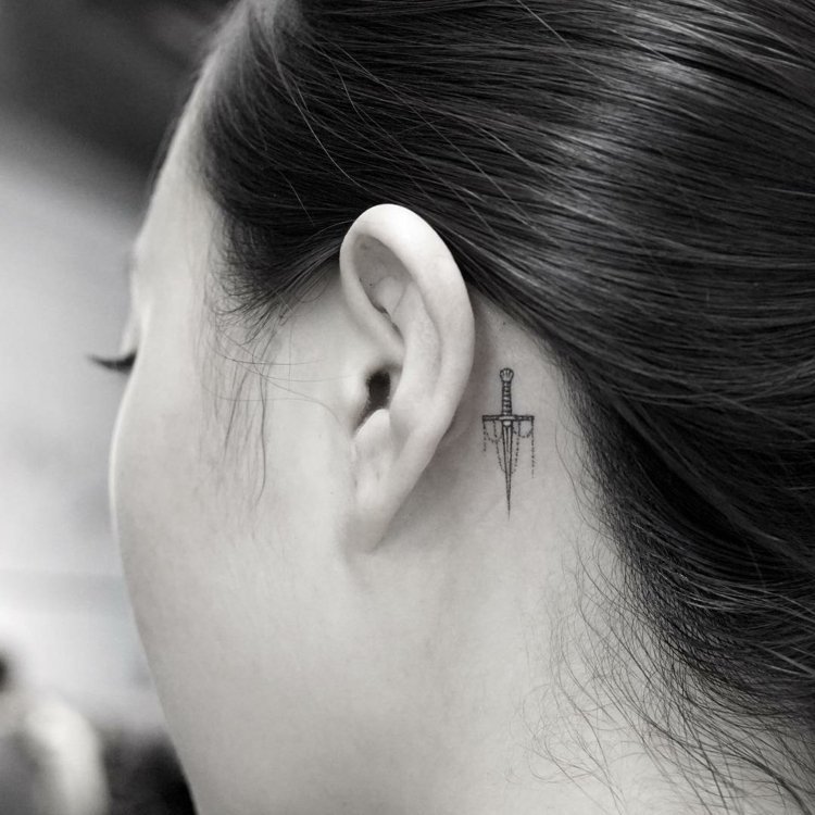 svart minimalistiskt svärd små tatueringsmotiv för bakom örat för kvinnor