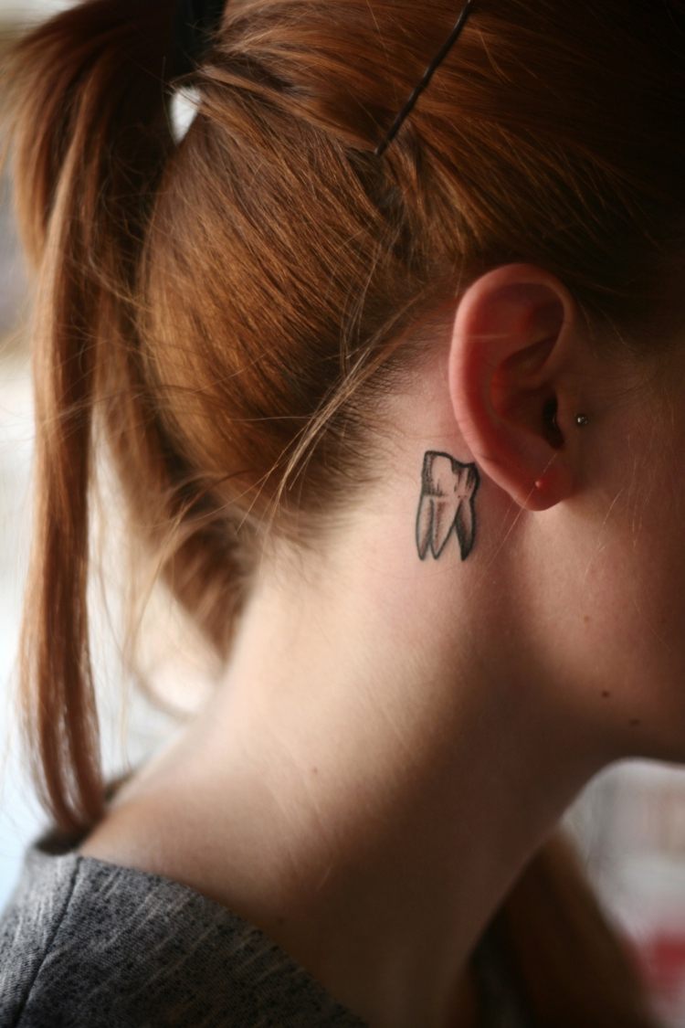 små tatueringsmotiv för bakom örat kvinnotand