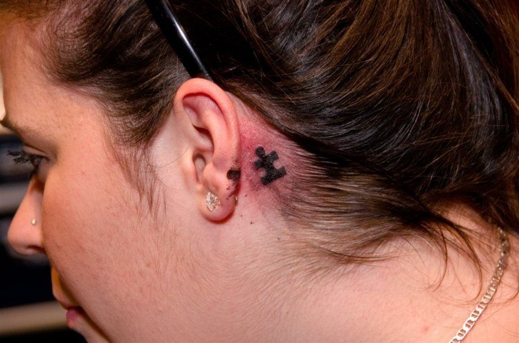små tatueringsmotiv för kvinnor bakom örat