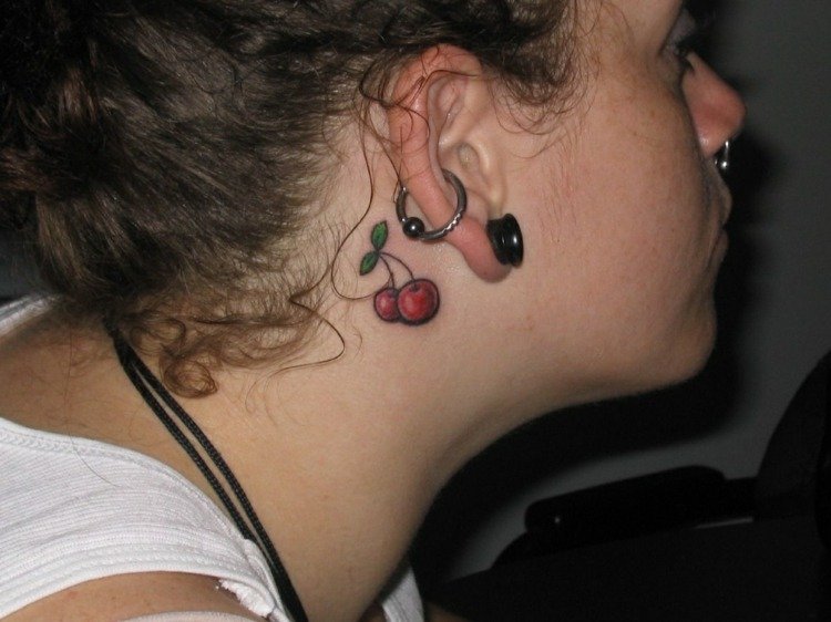 kvinnor tatuerar små motiv färgade körsbär