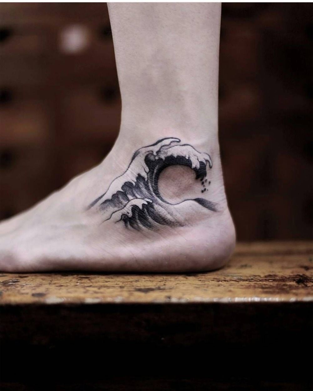 våg tatuering design på fot tatuering för män