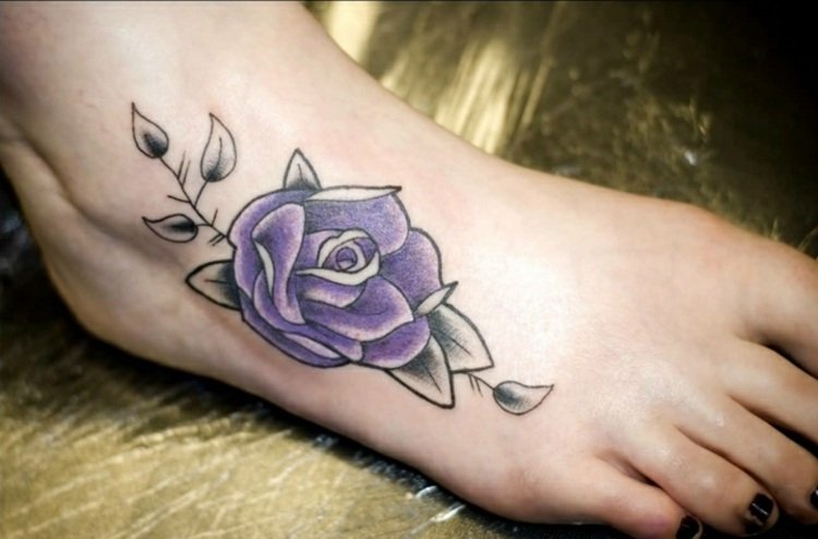 Fot tatuering kvinna blommor lila ros tatuering idéer