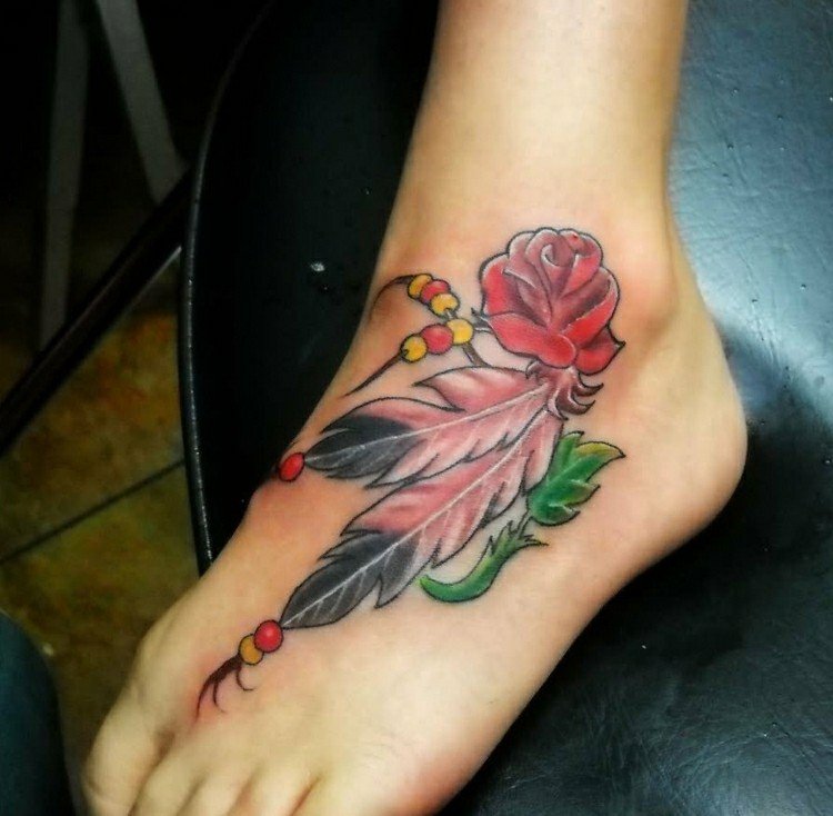 Fot tatuering blommor steg med fjädrar tatuering idéer kvinna