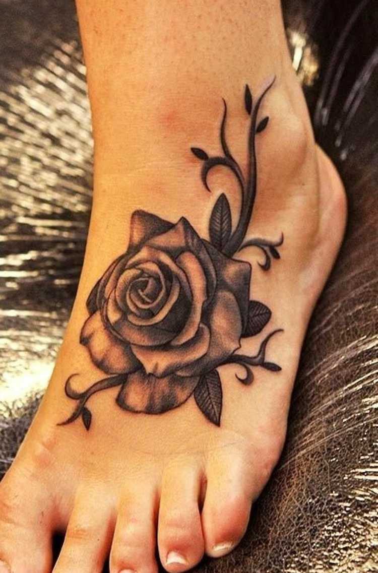 Fot tatuering blommor ros tatuering designer kvinna