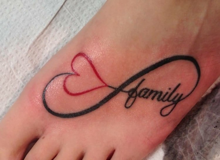Fot tatuering hjärta bokstäver kvinna