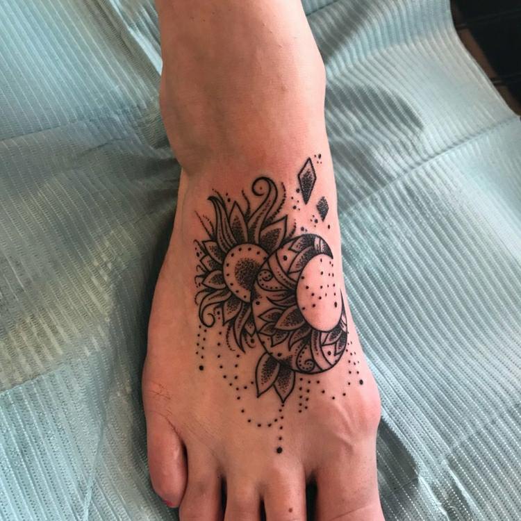 Fot tatuering mandala kvinna sol tatuering trender