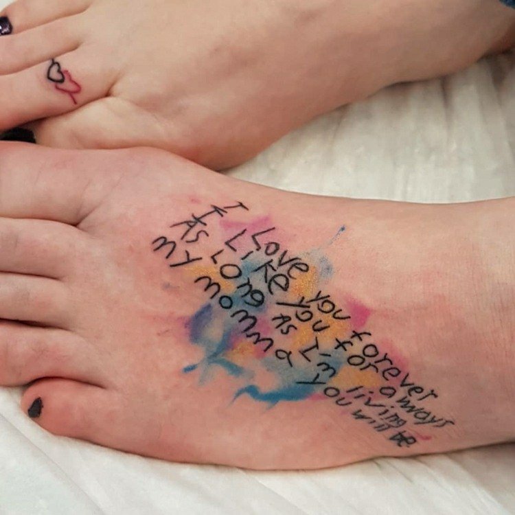 Fot tatuering bokstäver tattooiden kvinna
