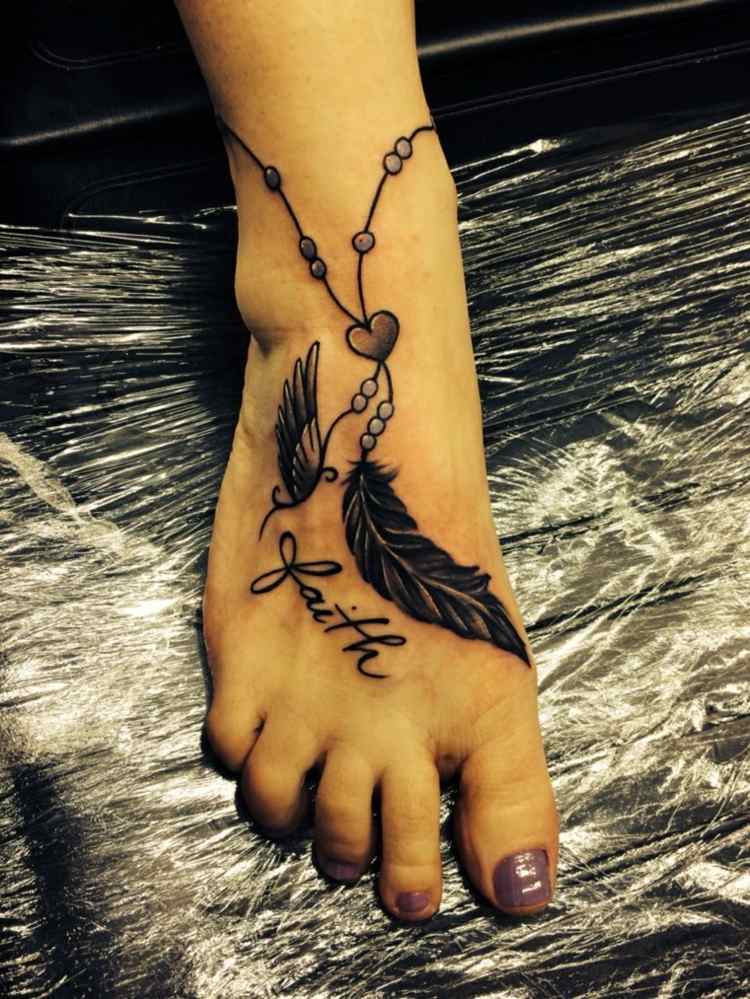 Fot tatuering hjärta fjäder bokstäver tatuering idéer kvinna