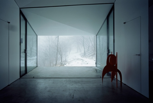 minimalistisk villa glas fasad betonggolv Japan