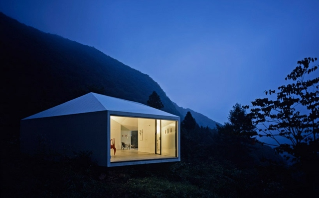 Arkitektur liten villa japan glasad väggfasad