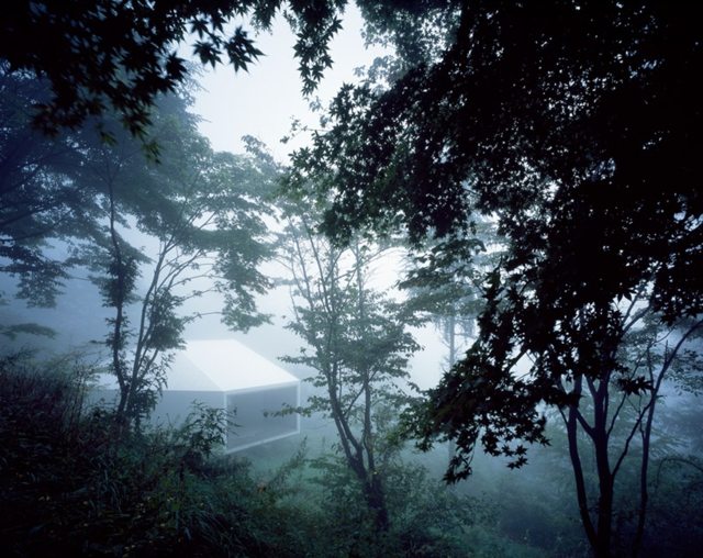Stuga mitt i skogen vackert landskap Japan