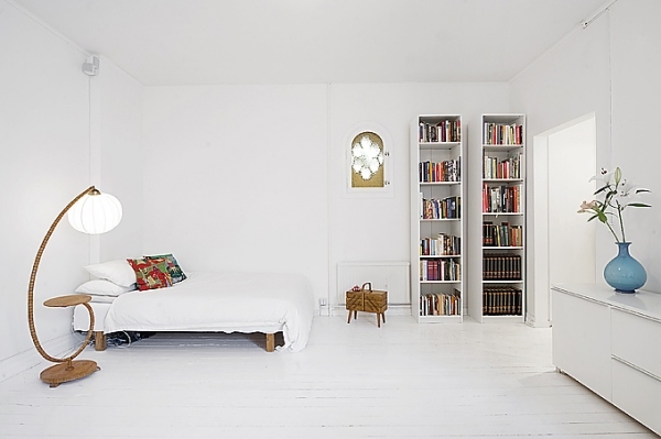 Små vita lägenhet-sovrum minimalistiska hyllor