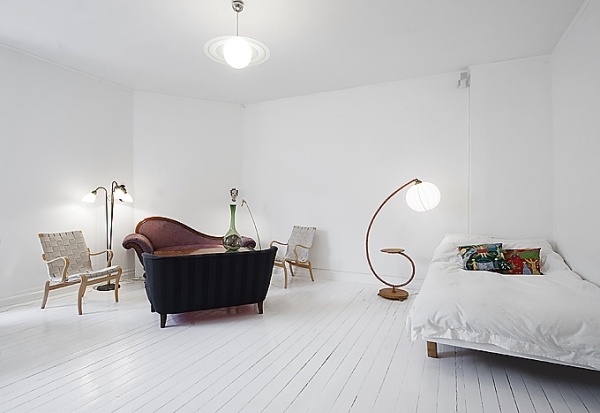 Vardagsrum lackerad trägolv-vita möbler bitar modern golvlampa