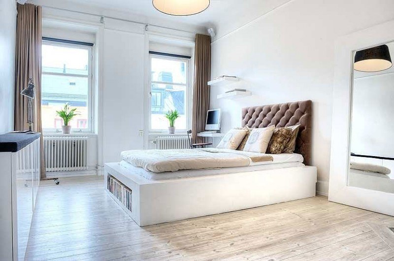 minimalistiskt vardagsrum -vit design