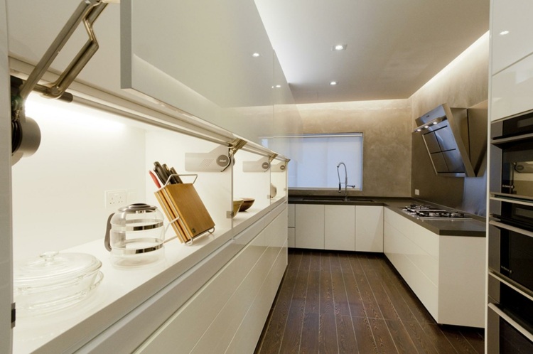 Inred en liten lägenhet kök-inbyggt skåp-högglans vit-plats-besparande-möbler-trägolv