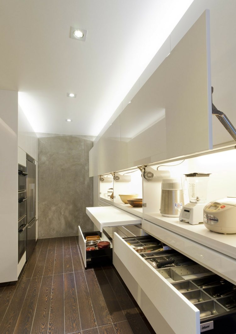 Inred en liten lägenhet kök-inbyggt köksskåp-vit-högglans-platsbesparande-möbler