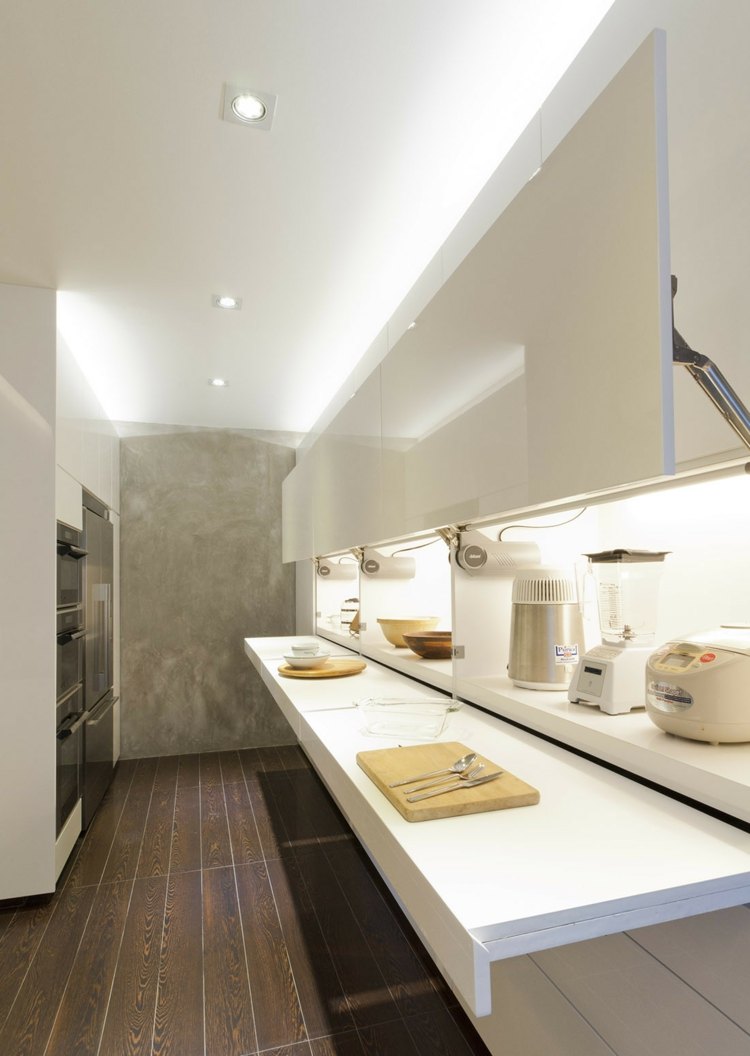 Inred en liten lägenhet kök-inbyggt köksskåp-platsbesparande-vit-högglans inbyggda vitvaror