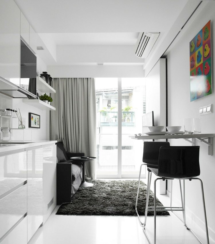 liten-lägenhet-möblering-kök-övre-skåp-nedre-skåp-fäll-bord-vit-högglans-svart-barstol