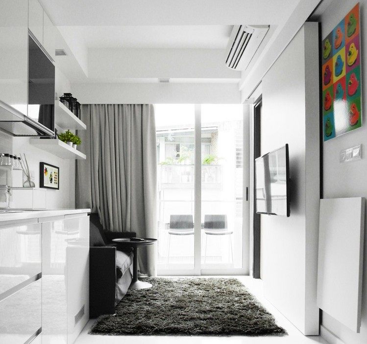 Inred en liten lägenhet kök-vit-svart-soffa-sidobord-rund-matta-vägg-tv