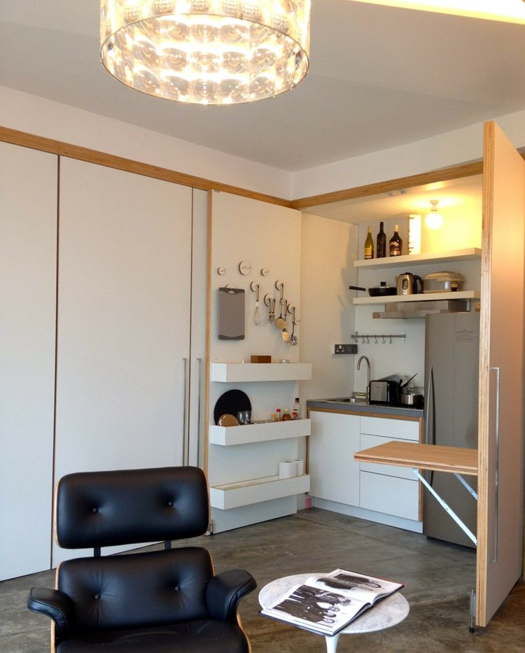 liten lägenhet-möblering-vardagsrum-inbyggt-i-skåp-vitt-kök-inbyggt-i-plats-besparing-möbler