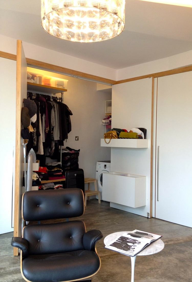 liten-lägenhet-möblering-vardagsrum-inbyggd garderob-vit-läder-fåtölj-svart