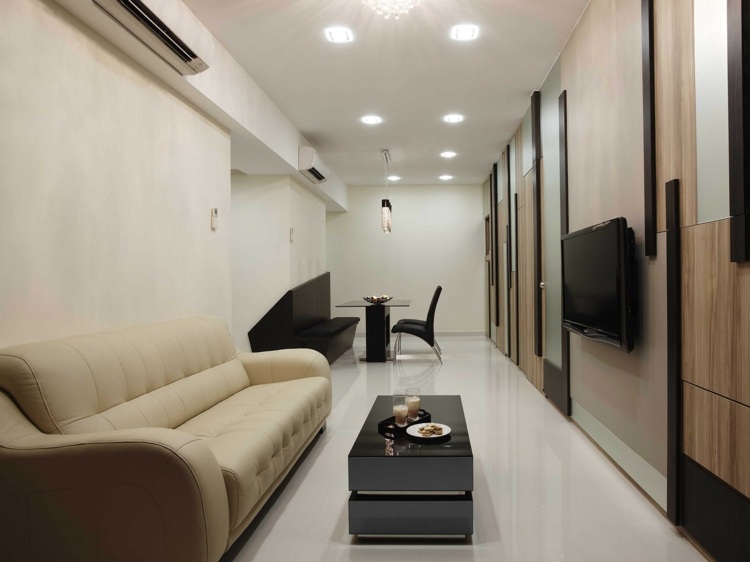 liten lägenhet-möblering-vågar-vardagsrum-beige-läder-soffa-trä-väggpanel-svart-matbord