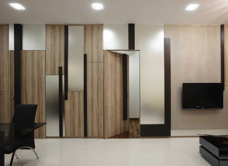 liten lägenhet-möblering-vardagsrum-trä-väggbeklädnad-metall-vägg-panel-beige-golvplattor