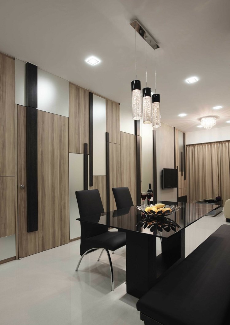 liten lägenhet-inredning-matsal-svart-matbord-stol-trä väggbeklädnad-kristall-hängande lampa