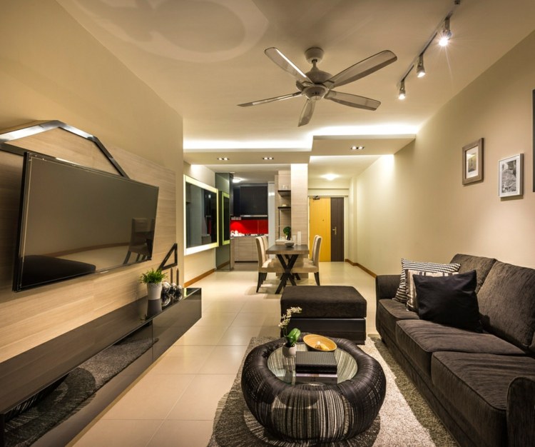 liten-lägenhet-inredning-vardagsrum-väggmonterad-tv-högblank-svart-lowboard-glas-bord-grå-soffa-pall
