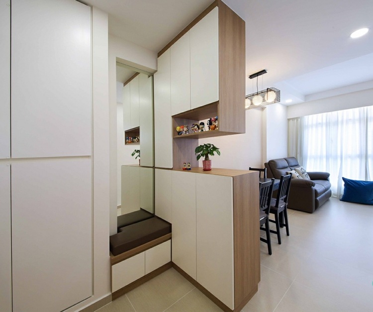 liten lägenhet-möblering-hall-design-garderob-inbyggt-i-skåp-vit-bänk-vägg spegel