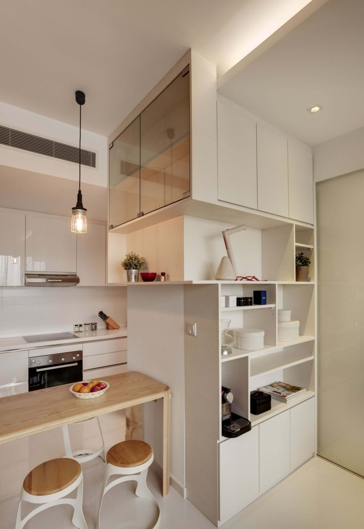 liten-lägenhet-inredning-kök-vitt-skåp-hyllor-installation-trä bord-trä pall-hängande lampa