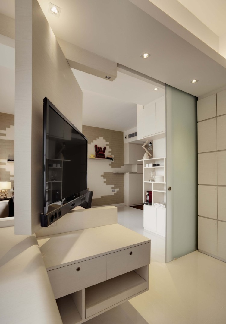 liten-lägenhet-inredning-vardagsrum-tv-möbler-vänd-vit-satinerat-glas-skjutdörr