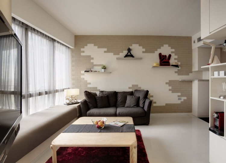 liten lägenhet-möblering-vardagsrum-grå-soffa-bord-trä-röd-matta-grå tegelvägg