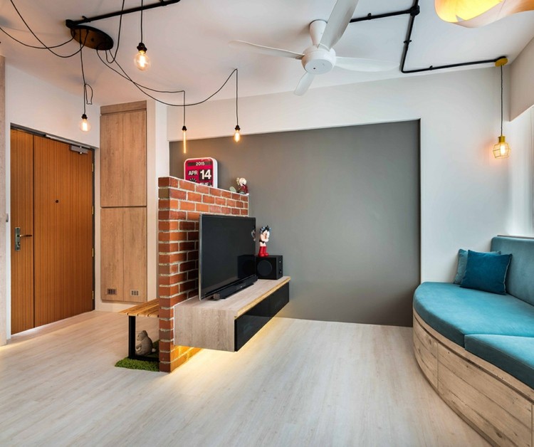 liten lägenhet-möblering-vardagsrum-blå-soffa-trä-tv-skåp-trä golv-tegel vägg inbyggt skåp